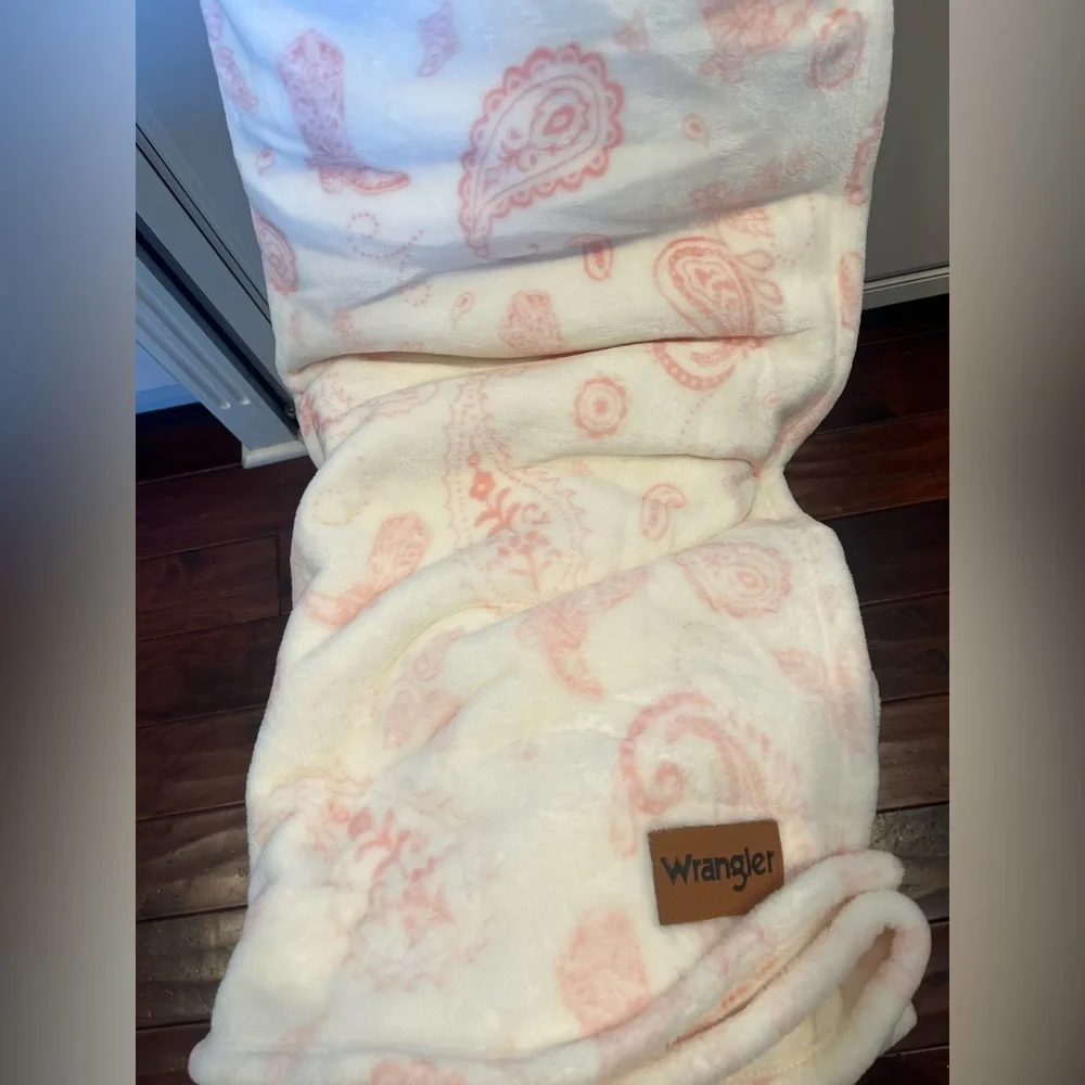 Wrangler Plush Full/Queen Blanket - White and Pink Paisley Cowboy Boots